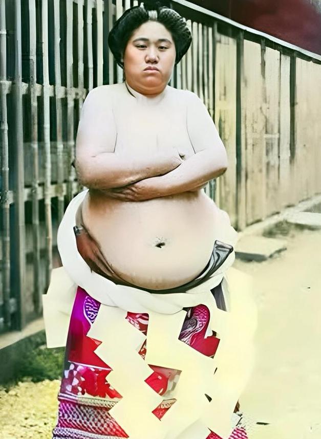 这是日本三十年代一名虎背熊腰，身材魁梧的女相扑。相扑本源自中国。宋朝时，女相扑参