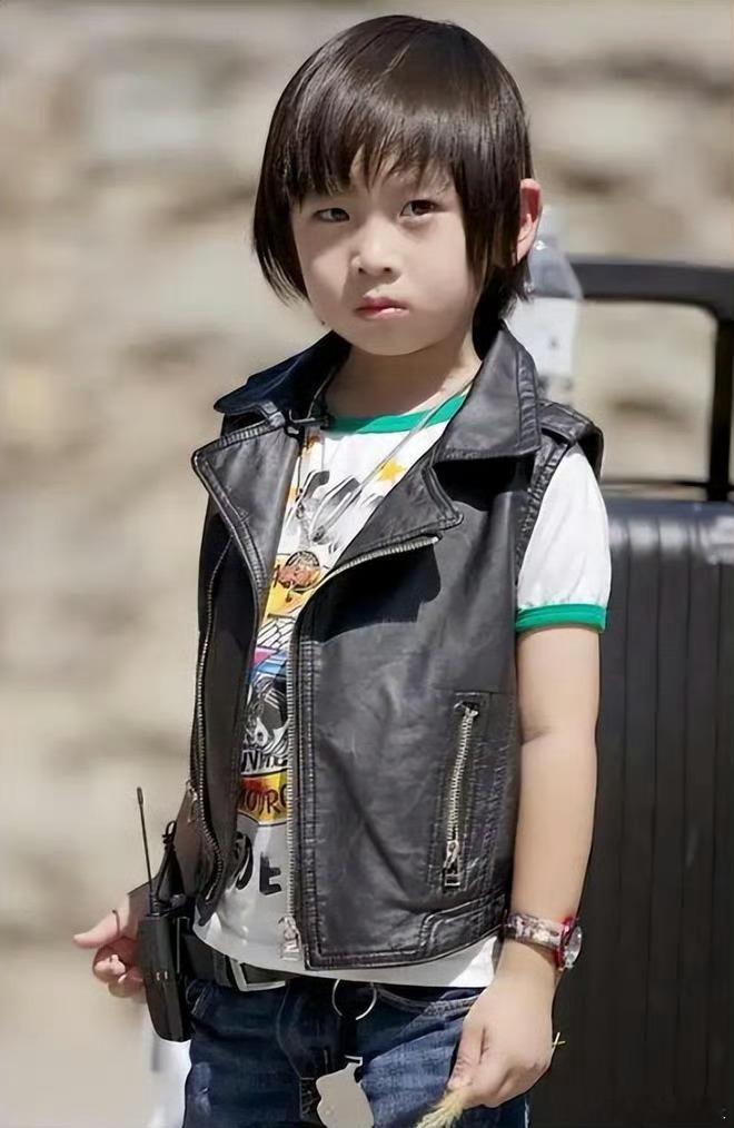 KIMI 长得好像易烊千玺的话题被热议，林志颖儿子长大后的神态，与易烊千玺有着不