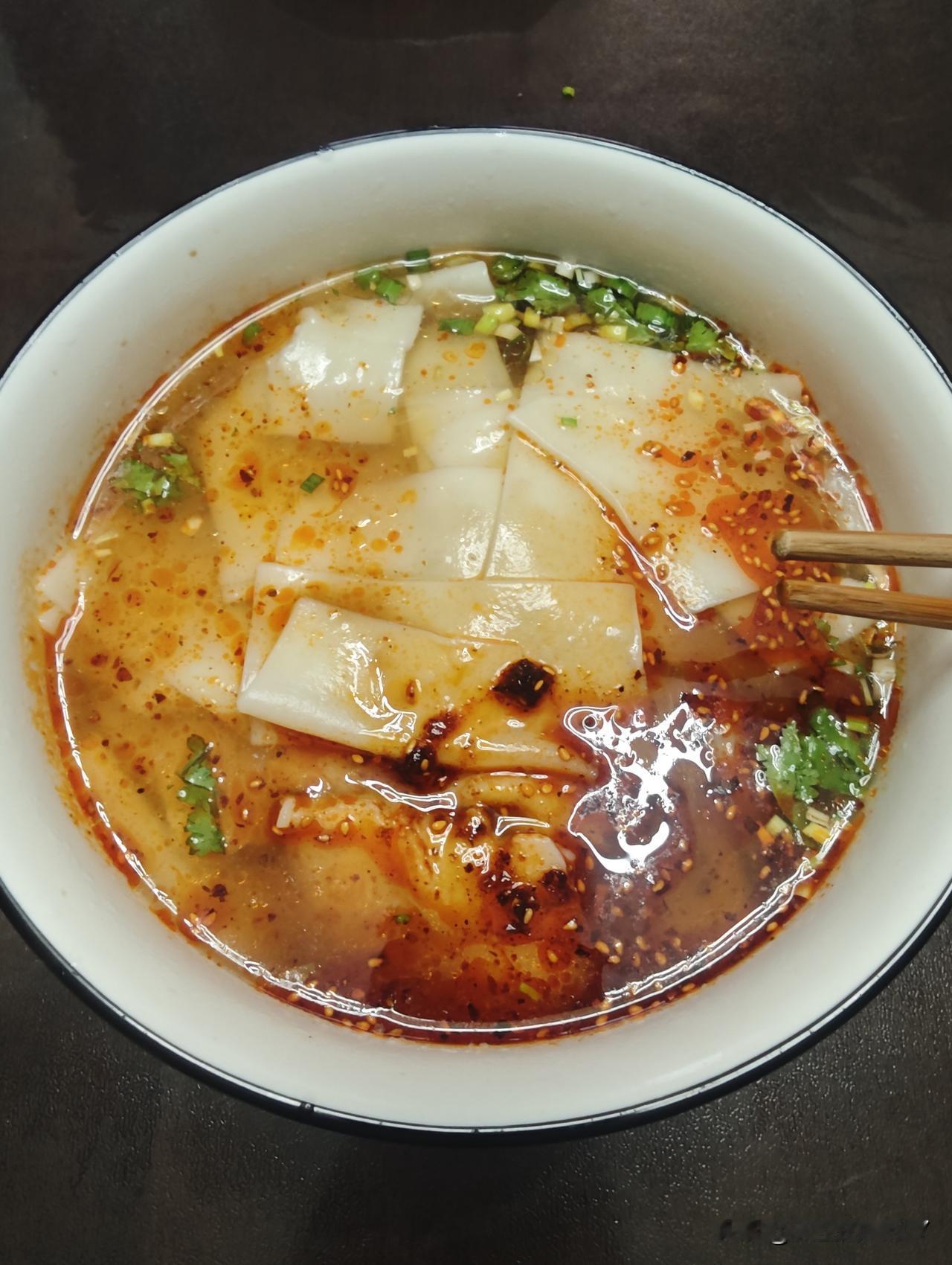 上午懒得动，弄了一碗酸汤面片。