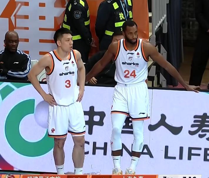 30分大胜！上海男篮主帅卢伟盛赞这名球员打出了应有的水平。
上海男篮轻取福建，三