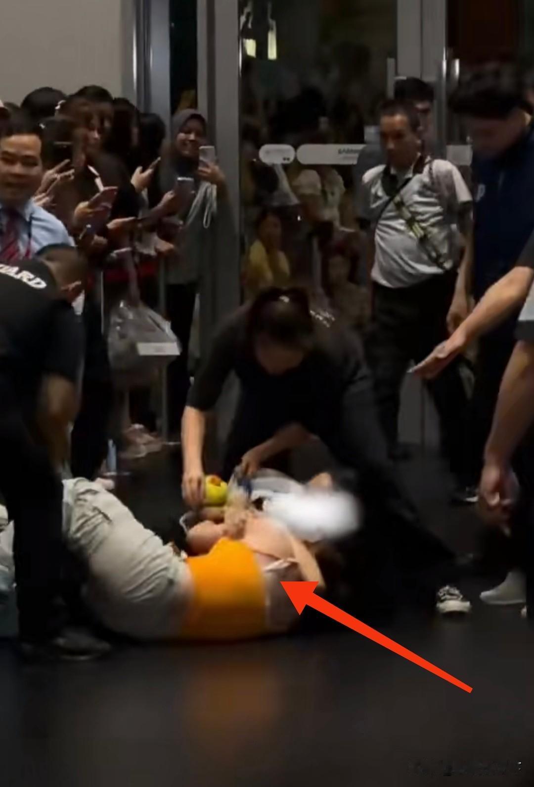 简直不可理喻，这位去泰国追星的小姑娘被推出门之后，她往前走了几步，忽然被一名身穿