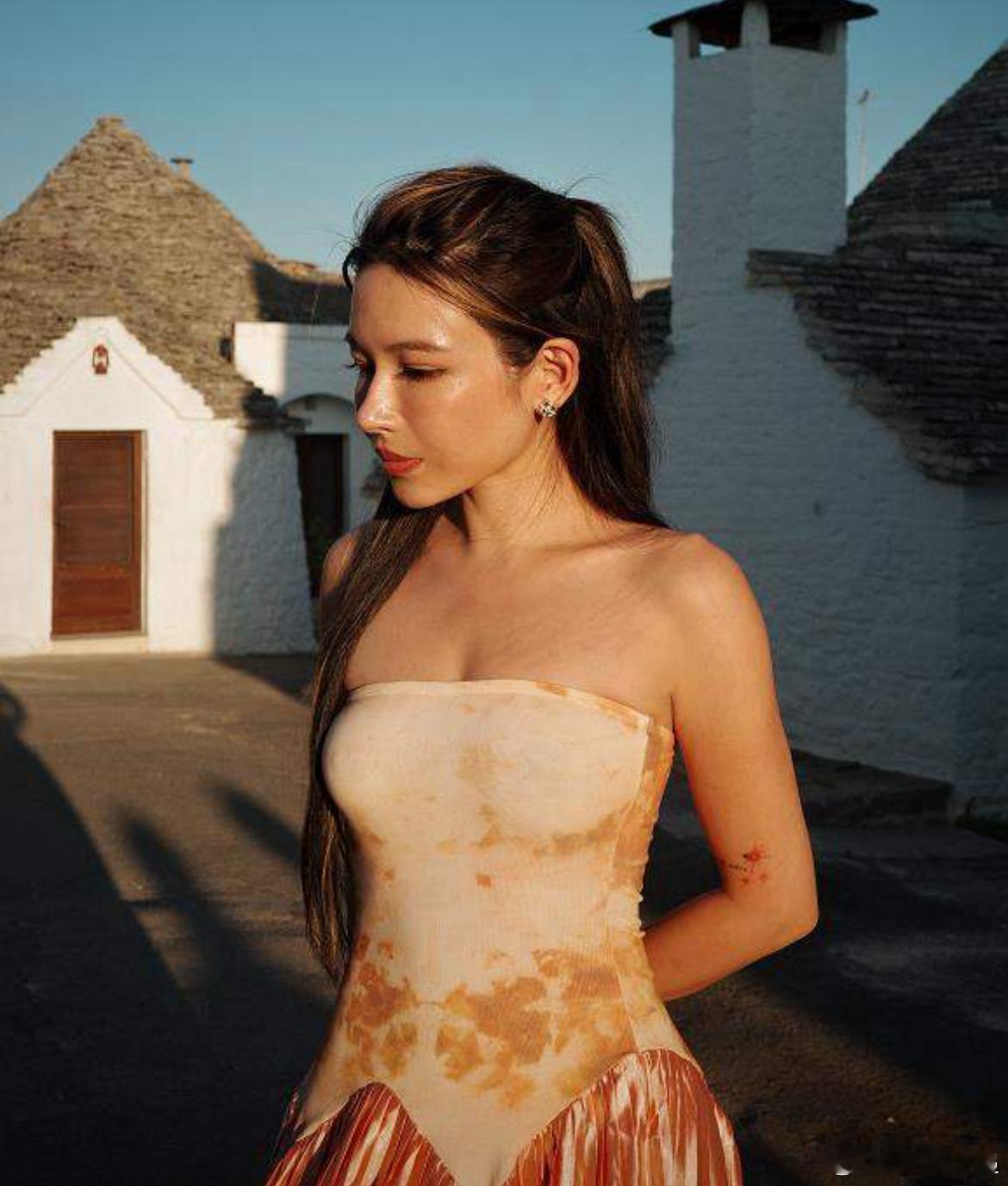 葛夕被问及与前夫留几手（刘爽）复合传闻时，直接反问：“为什么要复合呢？没有复合”