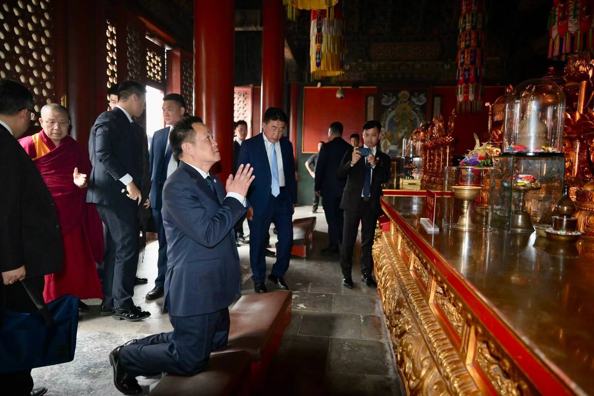 🇨🇳🇹🇭 泰国政府总理阿努廷(陈锡尧)抵达北京后，在 胡雪峰 堪布的带领