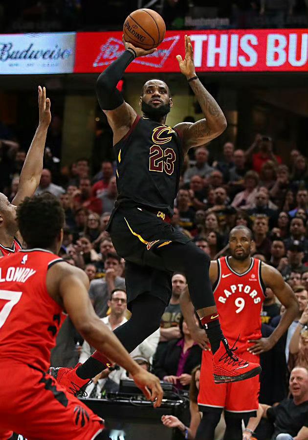 骑士詹姆斯nba 当初这瞬间，你觉得这球会进吗？ ​​​