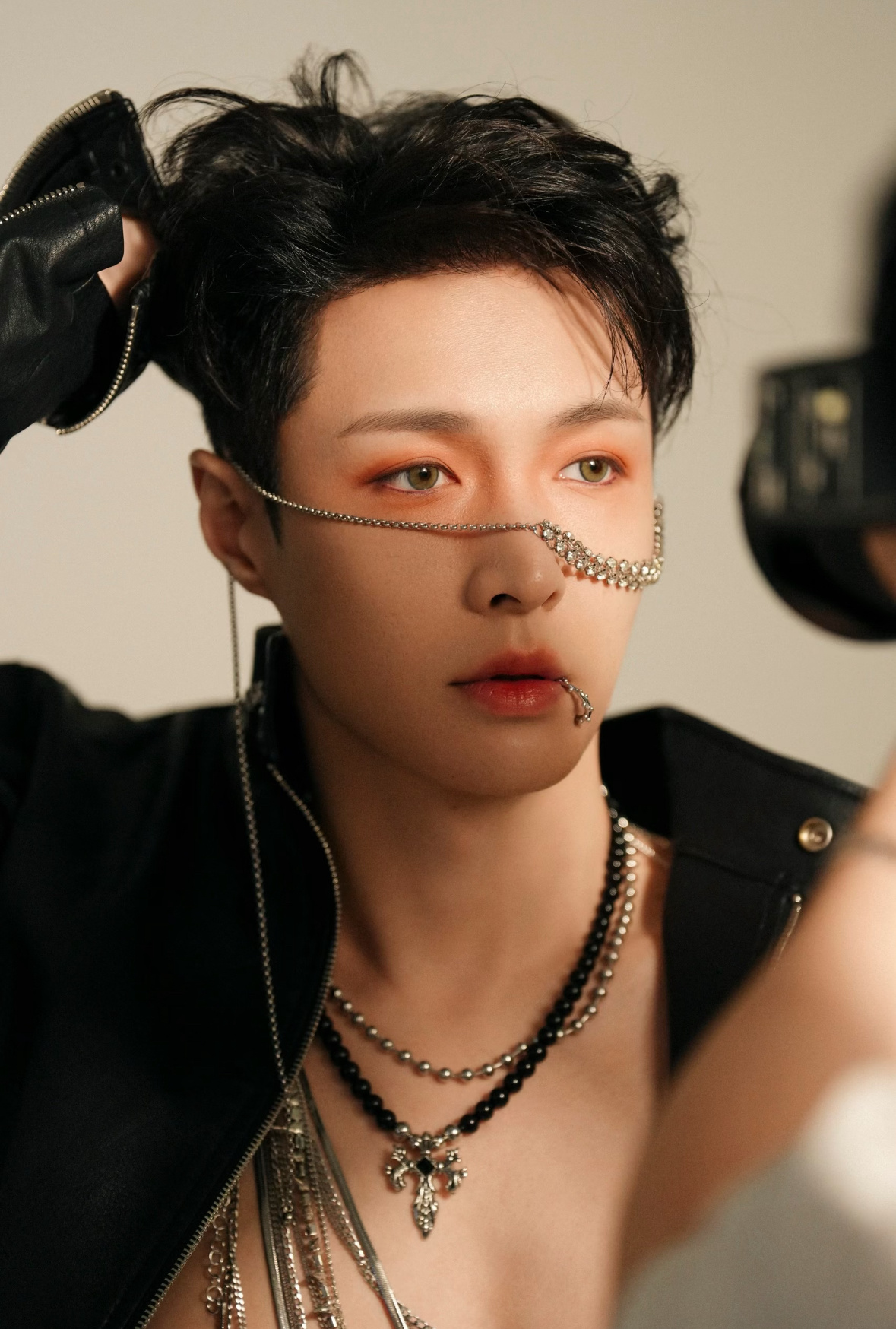 天眼查工商信息显示，长沙染色体娱乐集团有限公司发生工商变更，张艺兴退出股东行列，