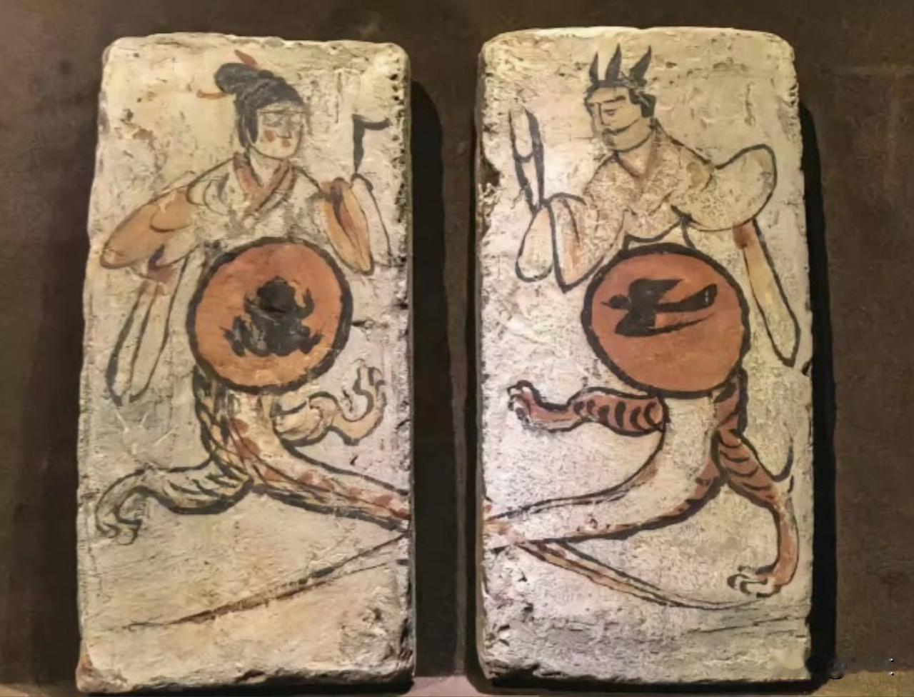 这一对伏羲女娲是特例。沅汰博物馆 

这一对伏羲女娲都不是人首蛇身之神，还有后足
