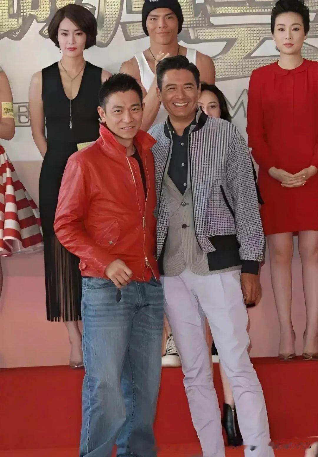 就这图片上看来嘛，如果双方站得一样高，鞋跟也差不多的话，刘德华确实比周润发矮了不