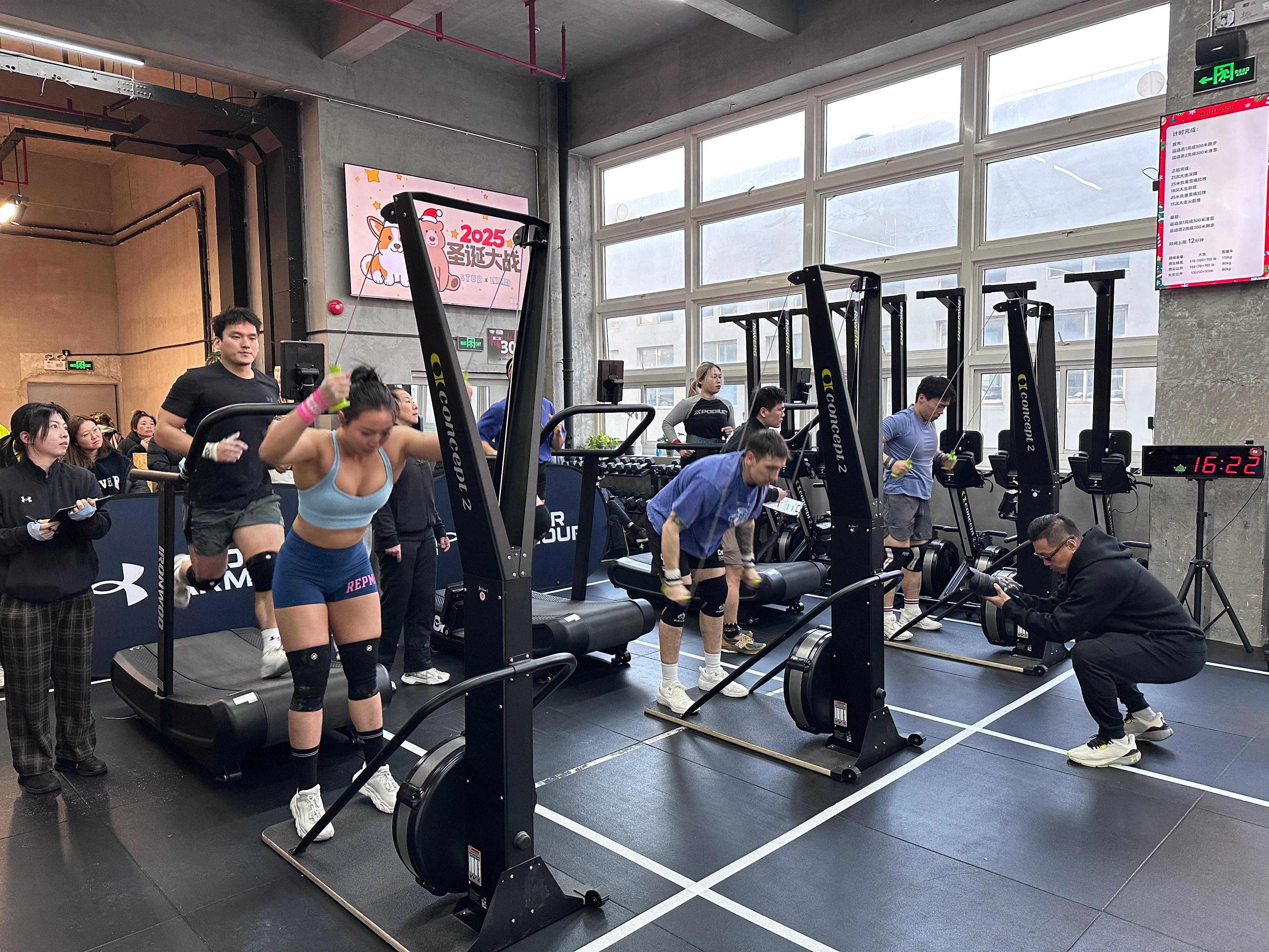 原本只打算顶多待个一小时对参赛的朋友表示一下支持，没想到站了一下午三个小时简直看