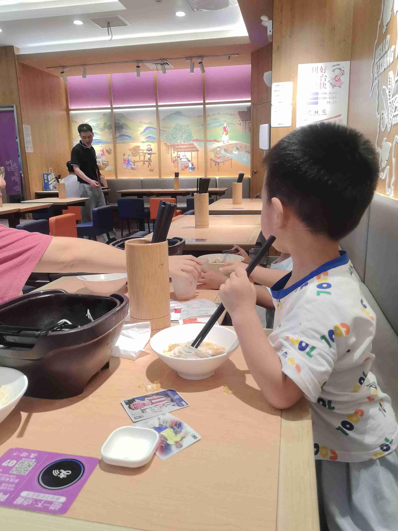 今天武汉真是热哦！
两个小神兽不到六点就起床了，我也睡不成懒觉，昨晚上我没有开空