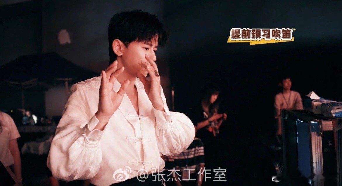 张杰吹赛博笛子 任何一个人没有看过张杰《穿堂风》MV我都会伤心的好吗，穿着马面裙