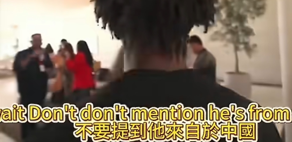 阿信 来自中国阿信参加国外某品牌发布会，然后国外网红看到阿信要去打招呼。结果身边