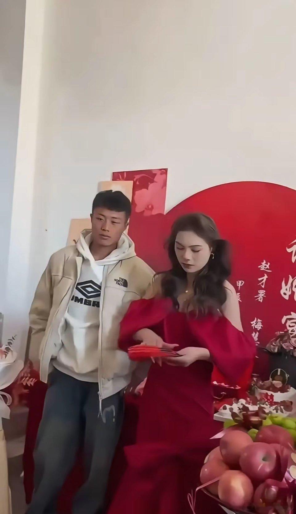 他们俩是不熟吗？定亲当天咋还是一脸冷漠 ​​​