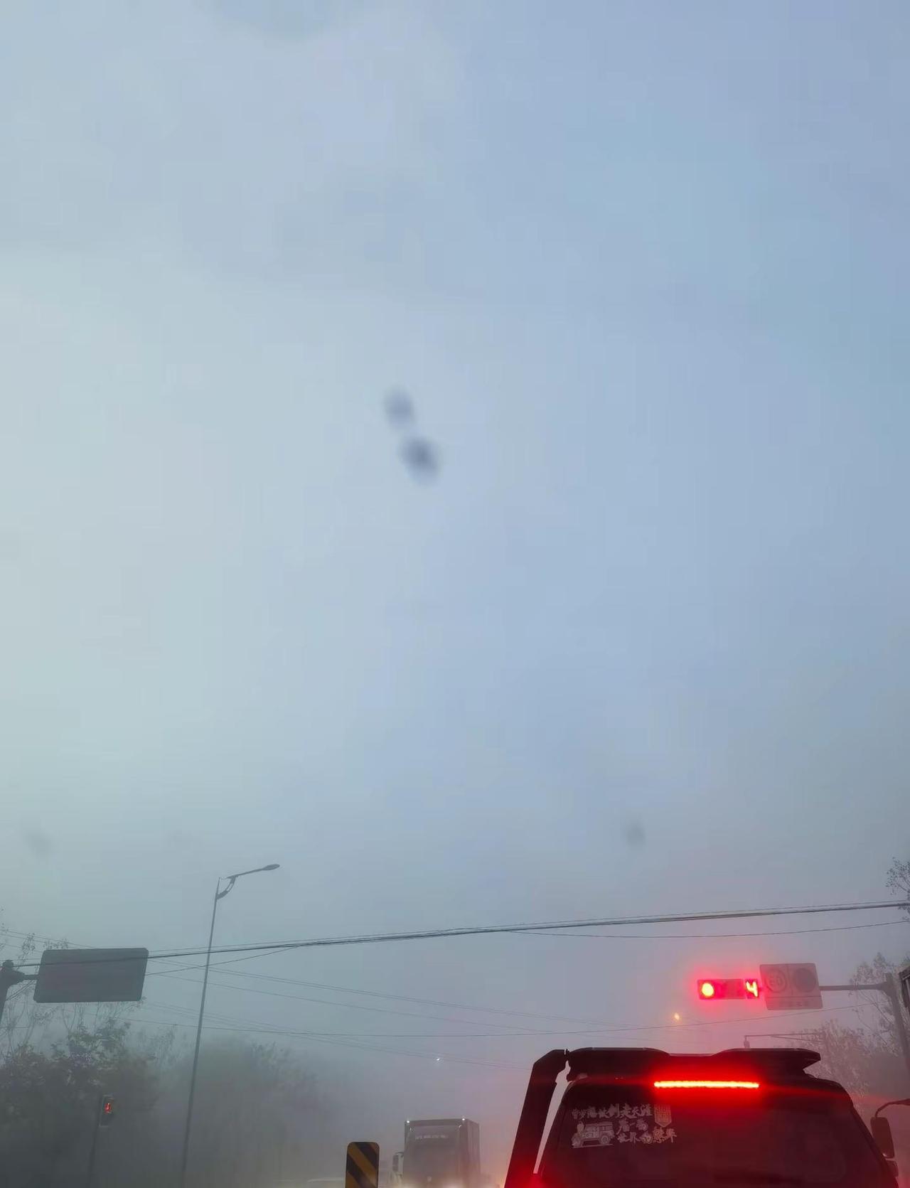 这个能见度！赶紧打开了后雾灯[衰][衰][旺柴]成都的天气有点乖吝！