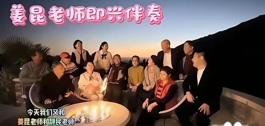 画面崩不崩？太崩了！
一边是加州豪宅的泳池，阳光、碧波、棕榈树，典型的美式中产阶