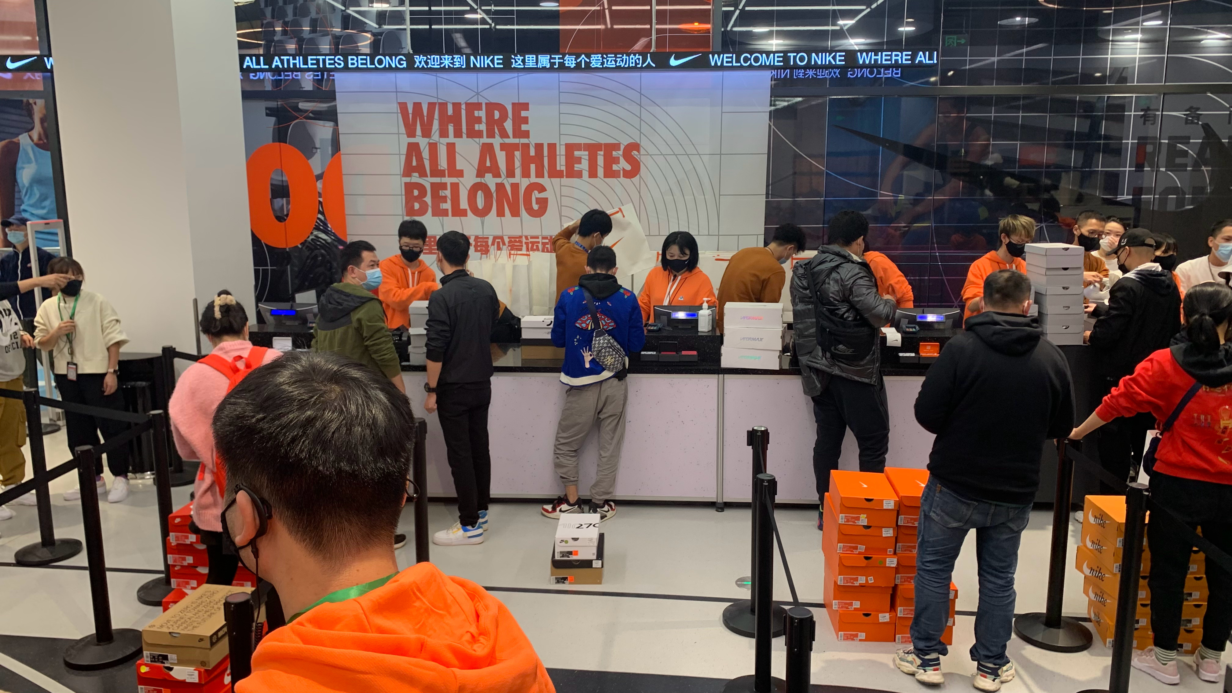 月薪6000春节加班4天拿4400元之前上大学在Nike兼职过年的时候连上三天时