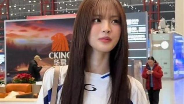 你知道吗？杨超越在2026年巴黎时装周上惊艳全球，首穿了巴黎世家尚未公开发售的2