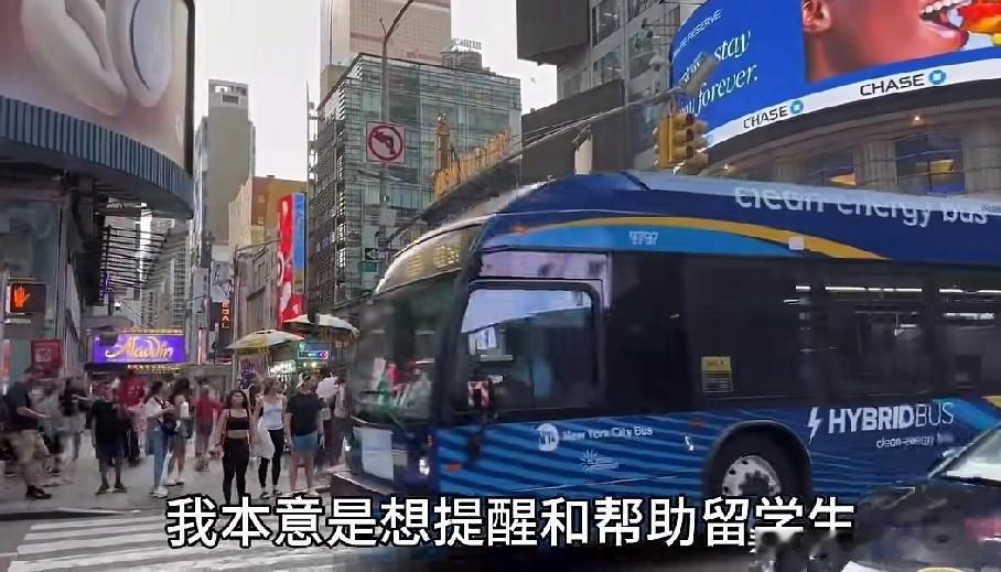 难怪这两天没有蹲到牢A的直播呢。
今天终于等到他出面回应直播时间的问题了，还特别