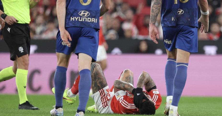 别谈VAR了，足球正在合法化暴力。
穆里尼奥摔出一段录像：对方前锋的肘击，直奔奥