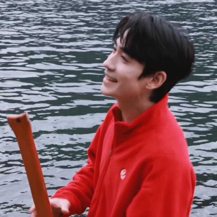 就是有劲儿朱一龙朱一龙划船 出脸又出力