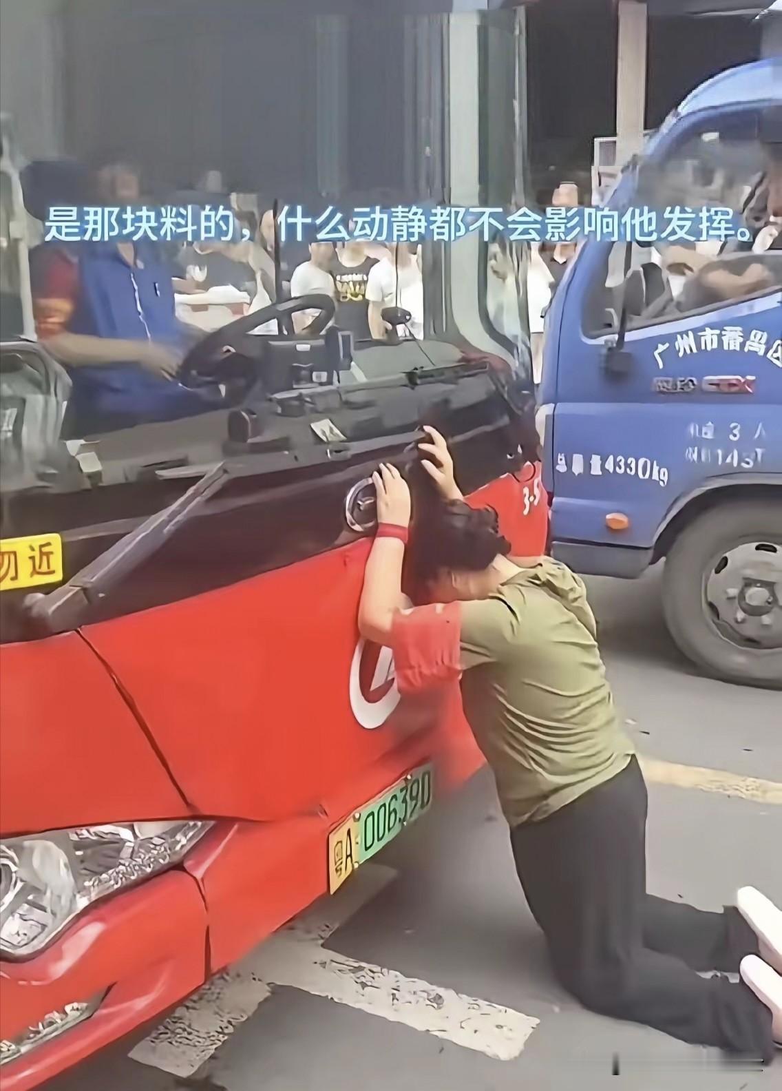 只因公交司机鸣了一次笛，一位考生妈妈便跪在公交车前，不让公交车走，非得让公交司机