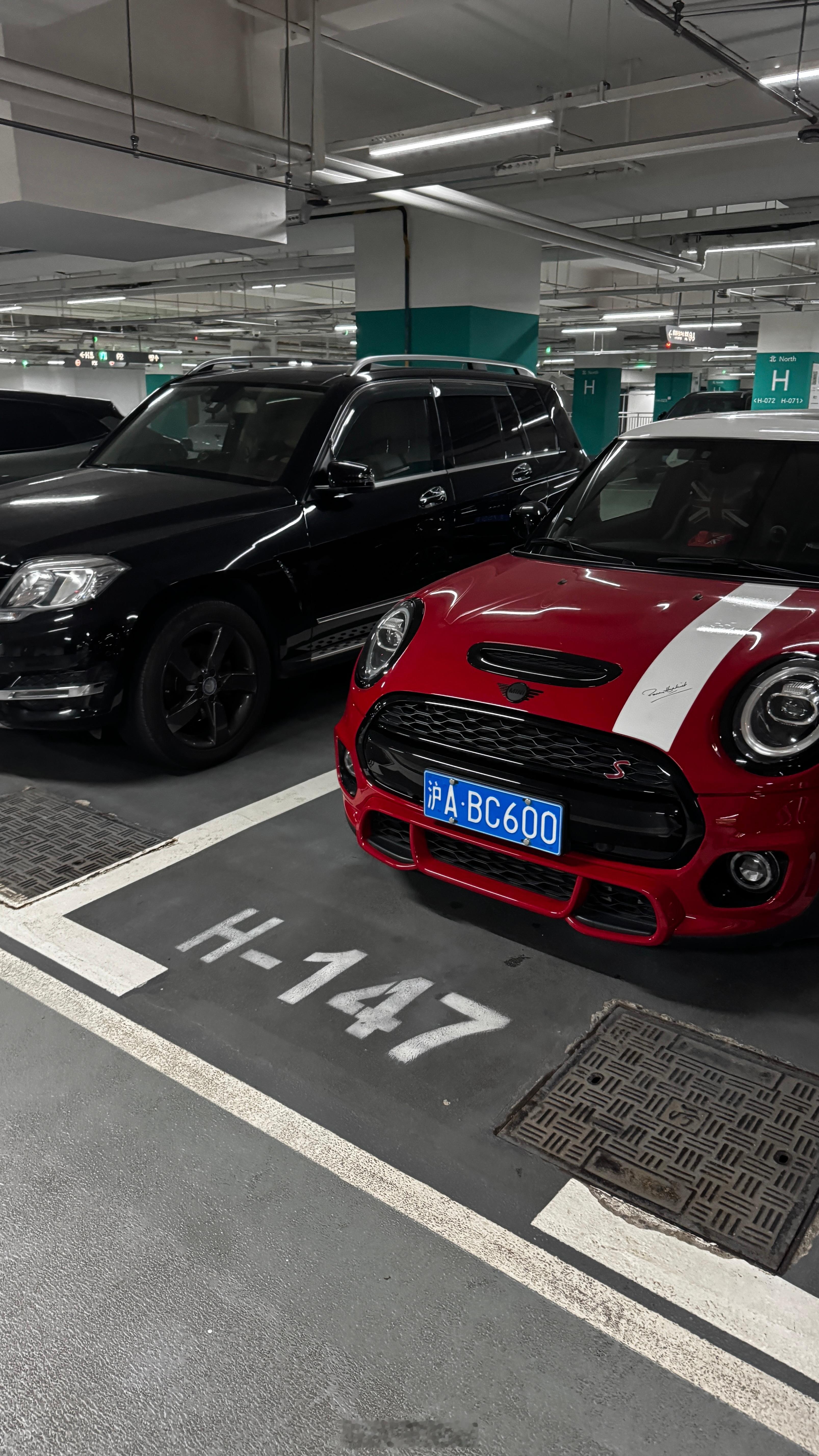 和任何车放在一起他还是不一样的MINI COOPER  ​​​