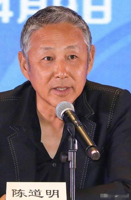 颁奖礼上，陈道明一上台就开始调侃:“今天来的嘉宾里，巩俐的三任丈夫都在”，葛优吃