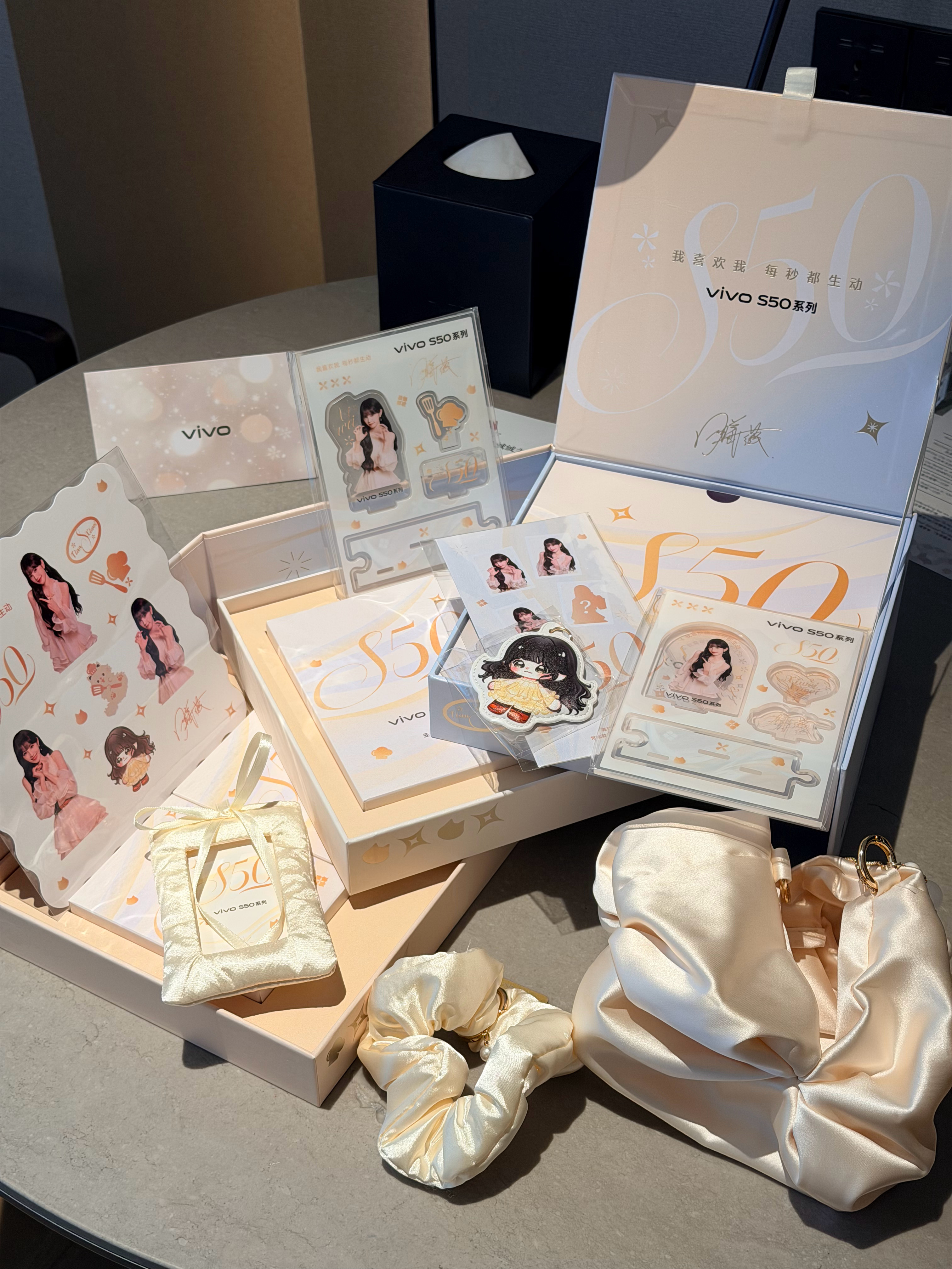 这次vivo S50系列发布会伴手礼是田曦薇礼盒因为我已经有一个了，所以这个决定