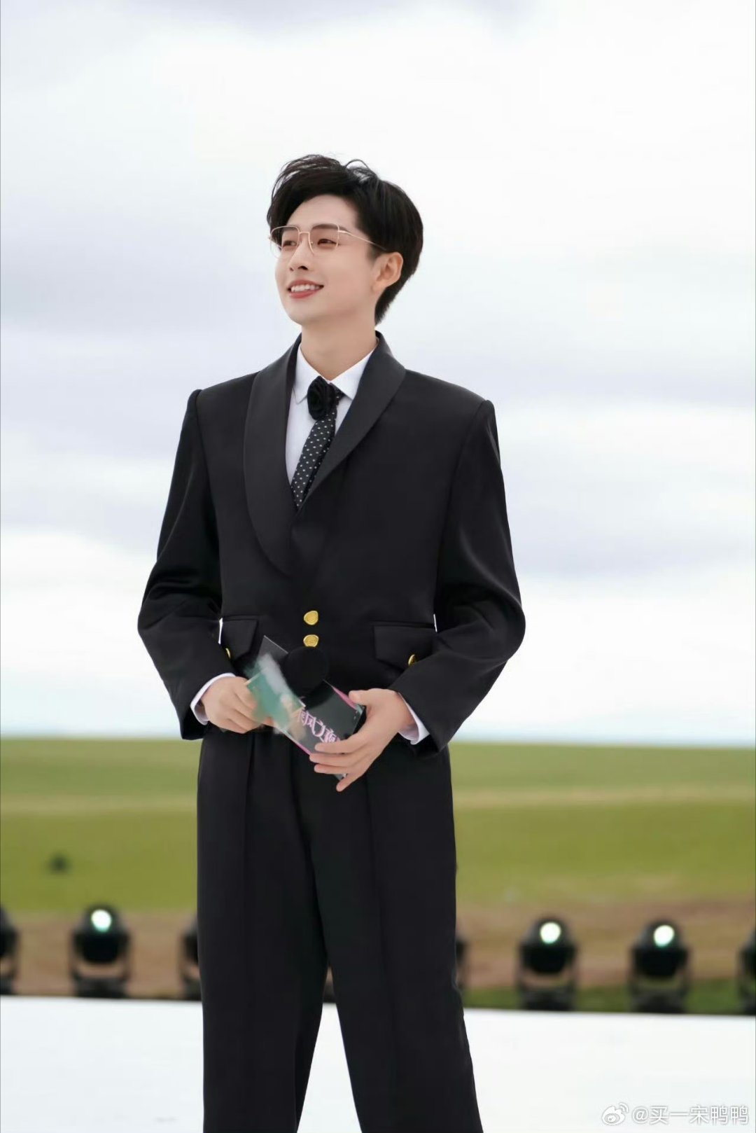 乘风2026主持人齐思钧齐思钧往台上一站，就是定心丸。姐姐们情绪翻涌时，他递话筒