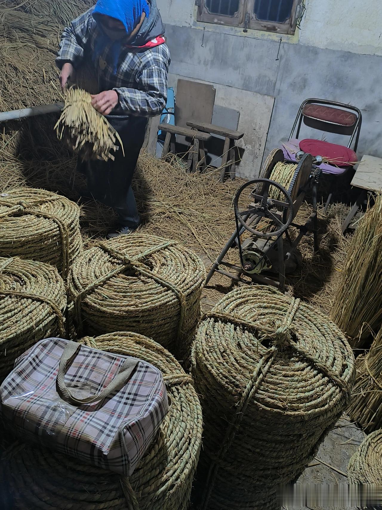 妈妈总是闲不住，天气这么冷，还每天坚持打草绳。