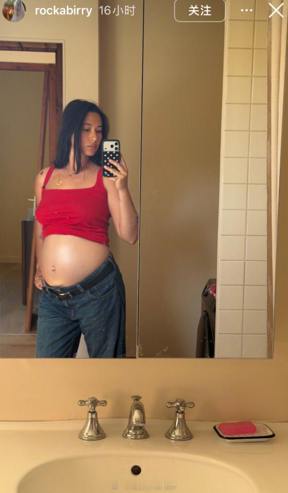 姜文女儿孕肚姜文女儿怀孕 21日晚，姜文女儿姜一郎对镜自拍秀出孕肚，宣布怀孕喜讯