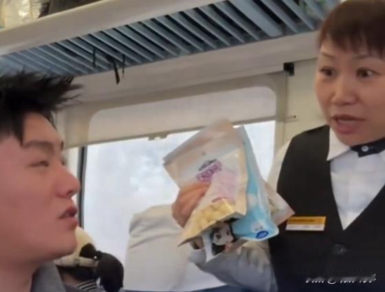 11月24日，在黑龙江省佳木斯的一列火车上，一位列车售货员在与网络红人博主互动的