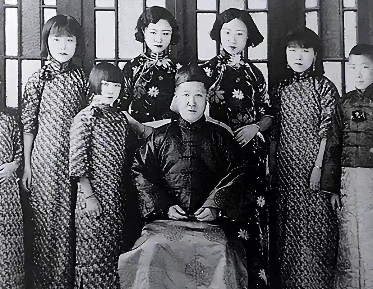 1913年，37岁的大内总管小德张对自己的主子五格格表白：“韫馨，你嫁给我吧，我