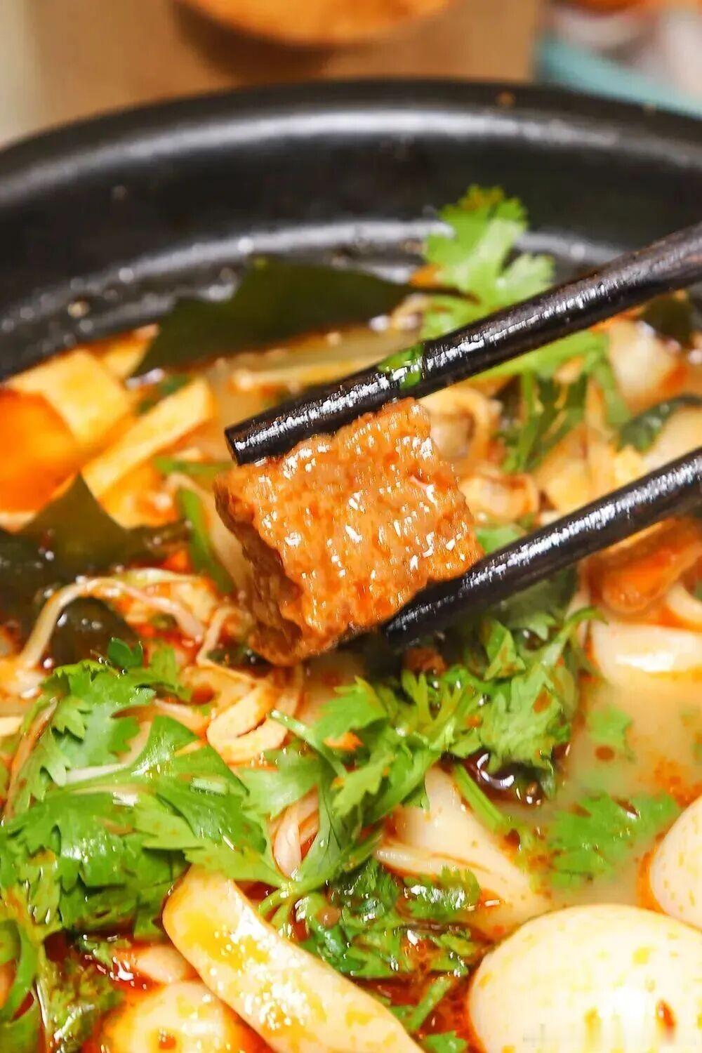 洛阳人的饮食哲学真的太有意思了，万物皆可 “掺”！胡辣汤配豆腐脑的经典两掺，土豆