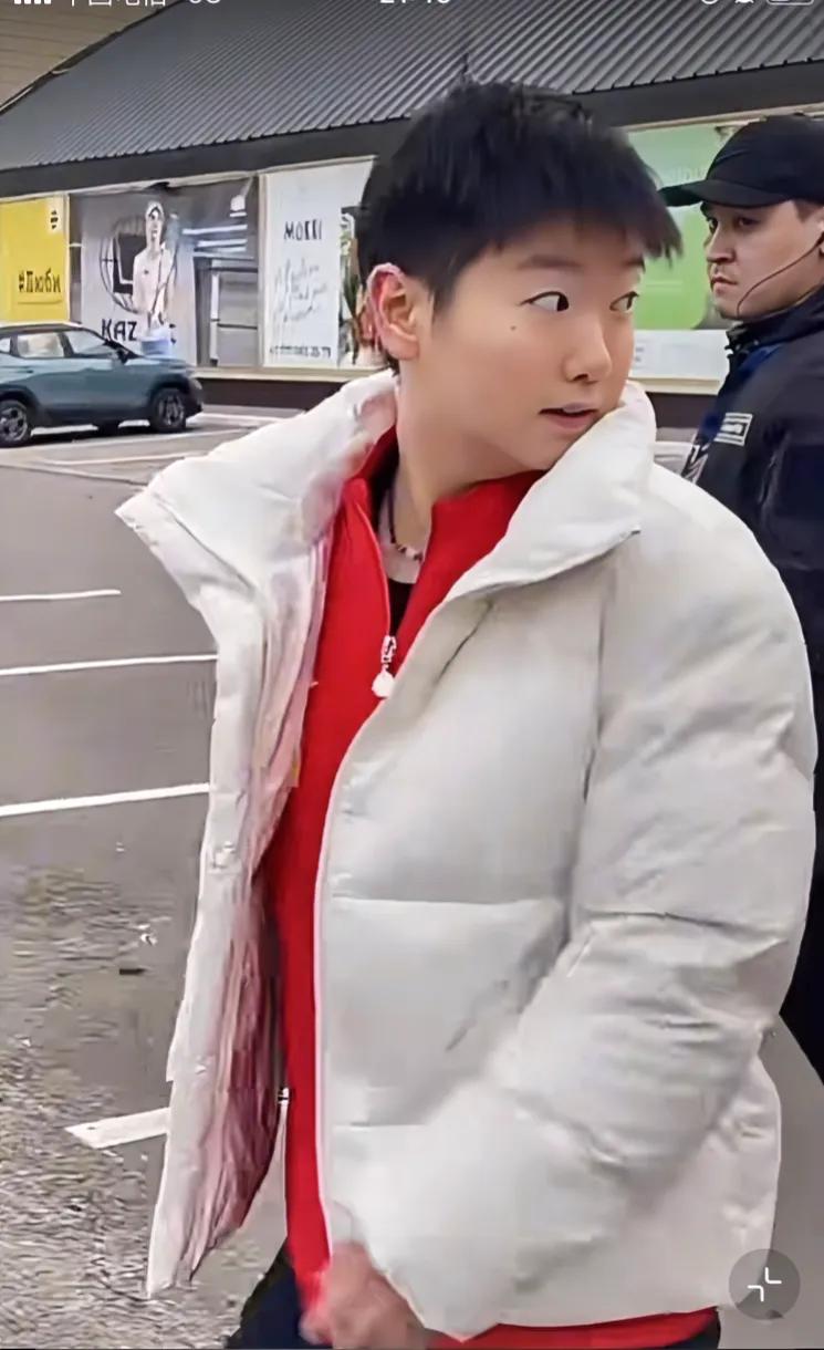 今日份明媚小莎
脆生生地和球迷们说拜拜
我莎宝终于可以休息一下了
我们也不用追女