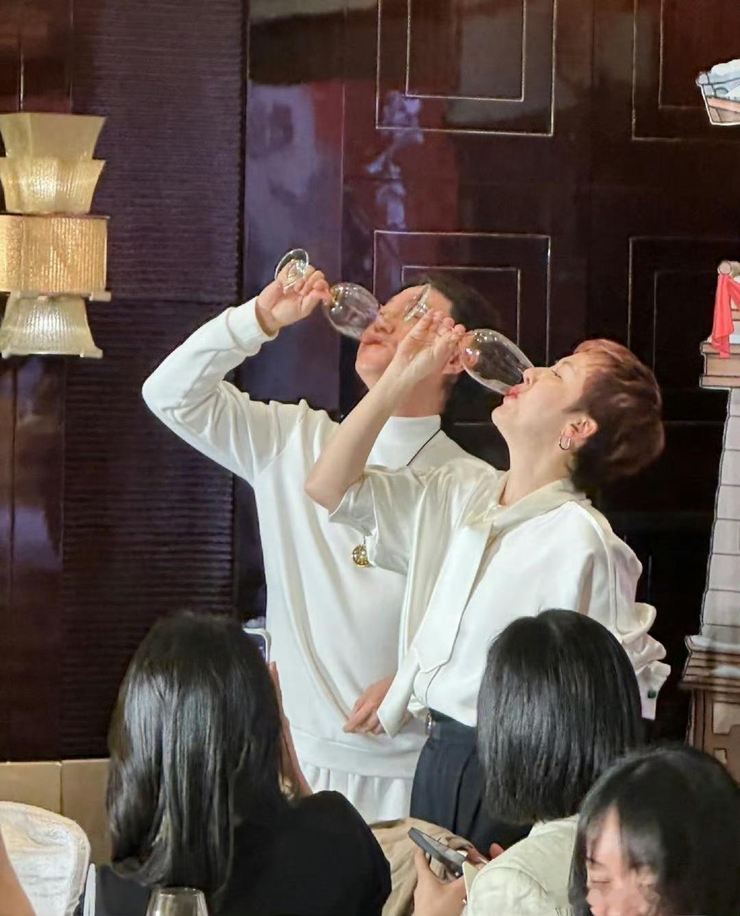 世纪大和解名场面🈶张凌赫经纪人和田曦薇经纪人敬酒了！一喝泯恩仇张凌赫田曦薇经纪