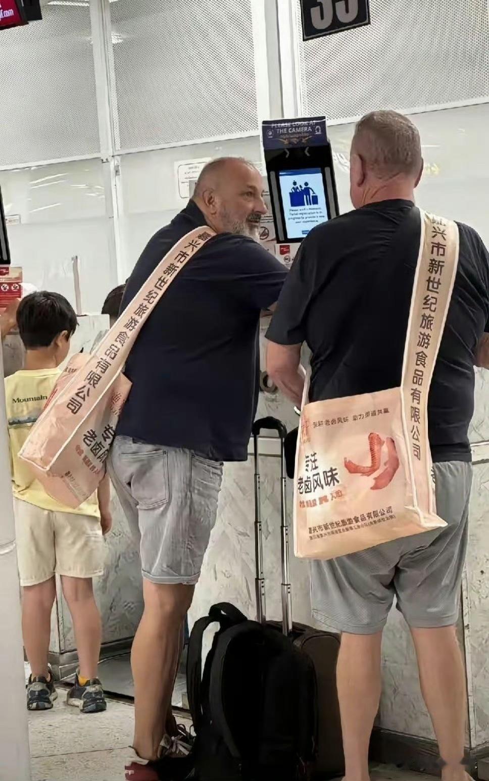 他俩知道自己背的包上面的中文是什么意思吗？
