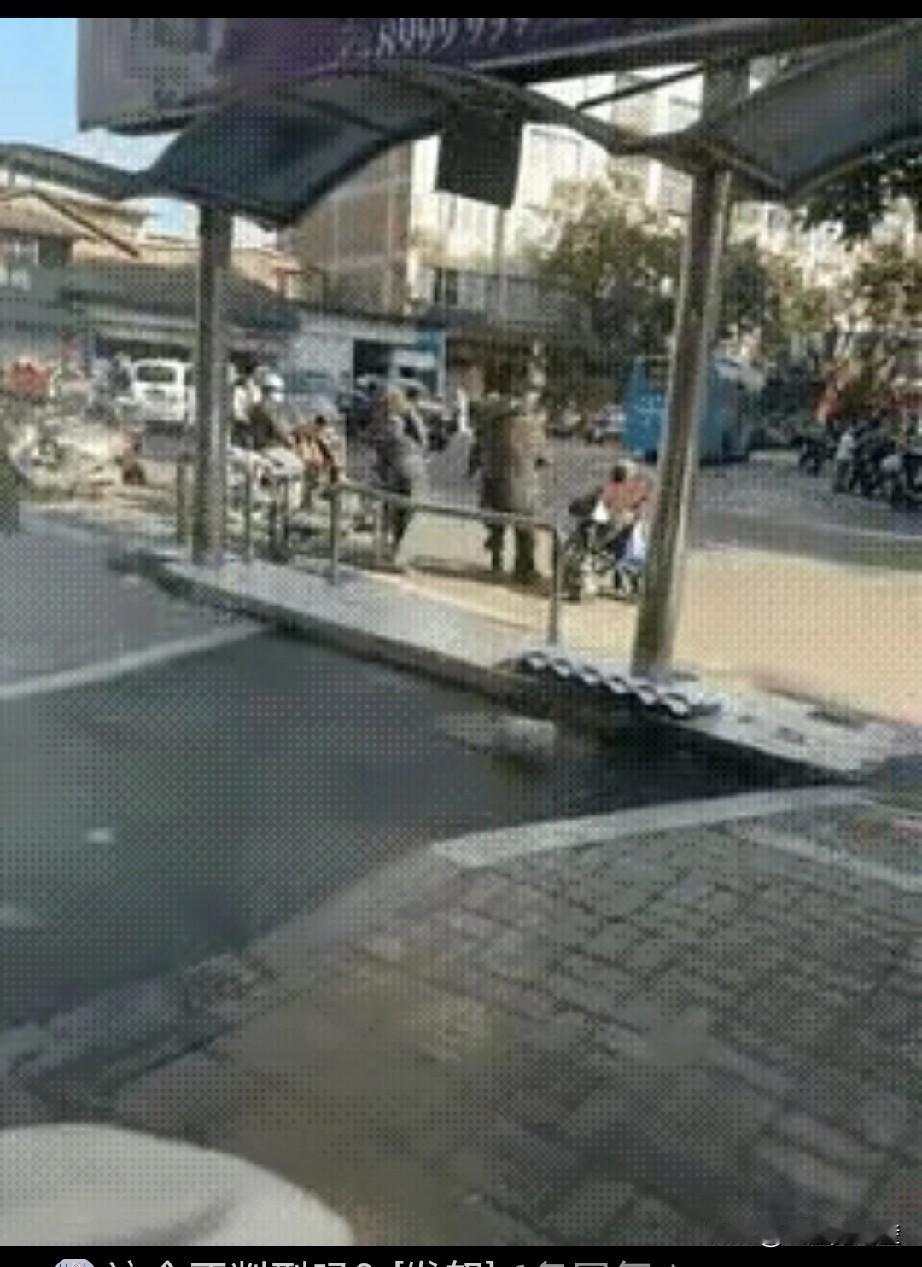 推倒老人的人好像是临时工
12月21日被推倒的那位老人好像去世了
视频可以看到，