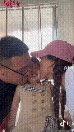 安徽宿州，女子帮男友带孩子，没想到一个多月后孩子主动亲切地叫“妈妈”。这一声喊出