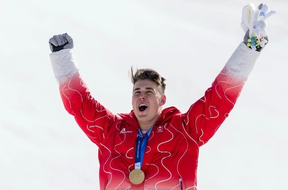 米兰冬奥首位三金王诞生历史性时刻！北京时间2月11日，24岁瑞士高山滑雪选手弗兰