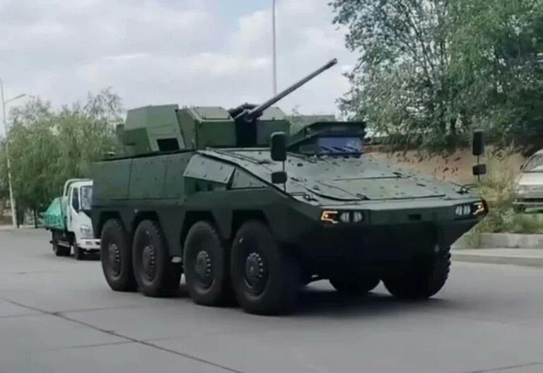 内蒙古包头现正在测试的一款新型装甲车，其外型与德国荷兰拳击手装甲车相似。