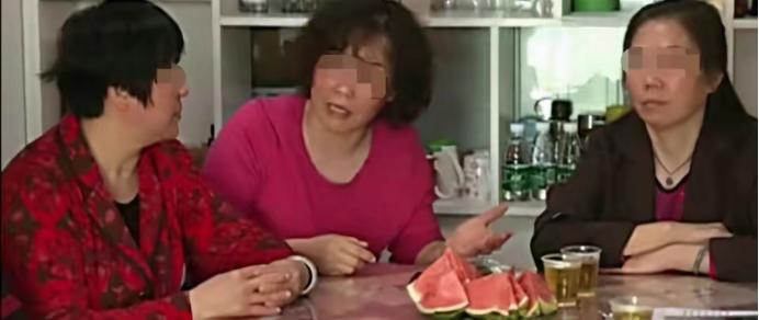 2020年，广东深圳一女子发现珠宝店里价值1亿元的手镯，非常像母亲遗物，再仔细一
