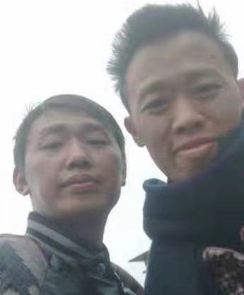 重庆一对兄弟，因爸爸残疾，12岁哥哥选择辍学打工。谁料，26年后，他竟患上肝癌。