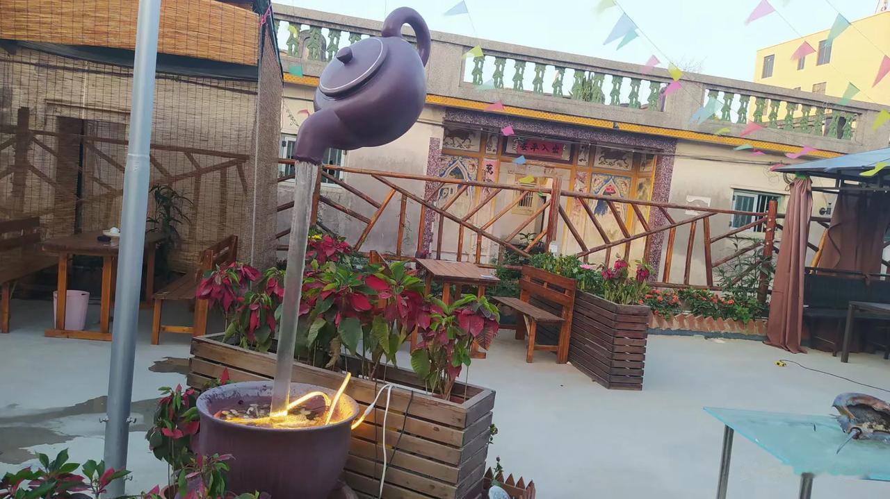 在广东汕头龙湖区新海街道，有一个遗世明珠：十一合村。它北靠金鸿公路，南临南海，优