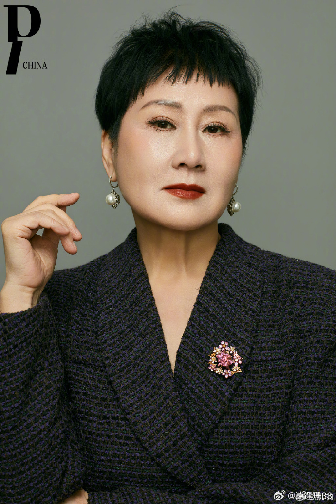 张凯丽 大女主气场张凯丽新杂志大片太惊艳啦！大笑时洒脱治愈，冷静时眼神超有力量，