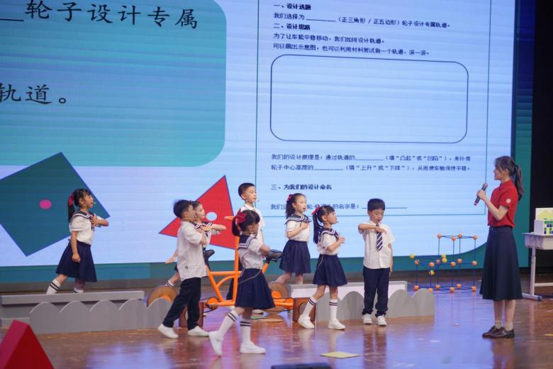 拿着手机看世界强城在行动 近日，2026年温州市“数学家之乡”数学文化交流推广活