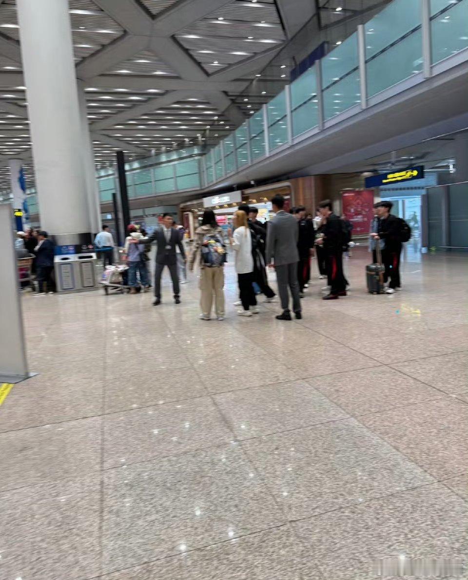 首都机场偶遇T1首都机场偶遇faker网友见正从免税店出来t1全员！全员穿着t1