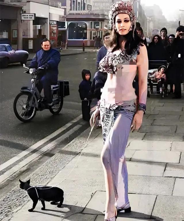 70年代初，英国街头，打扮成埃及艳后模样的英国女演员“瓦莱莉·莱昂”，当时她之所