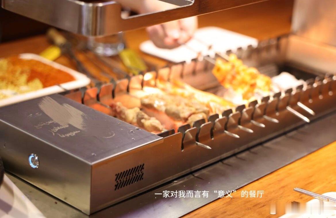 小胖二二赴新程小胖成为独一无二的自己年岁更新代表全新起点，愿小胖保持纯粹的竞技热