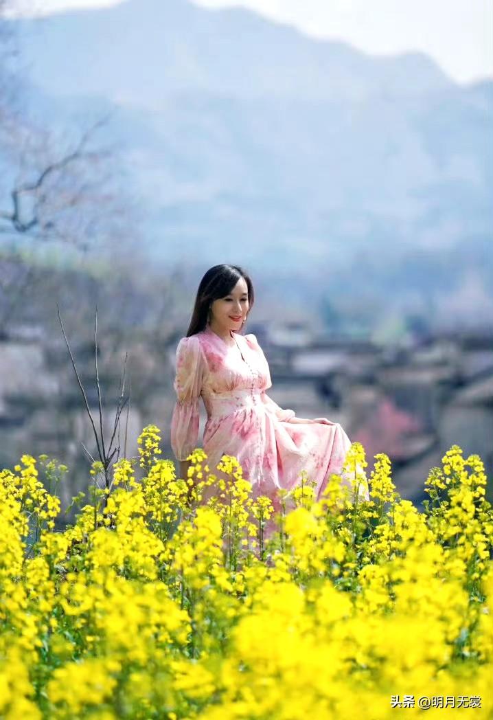 待到黄花烂漫时，花裙的她在丛中嫣然笑。