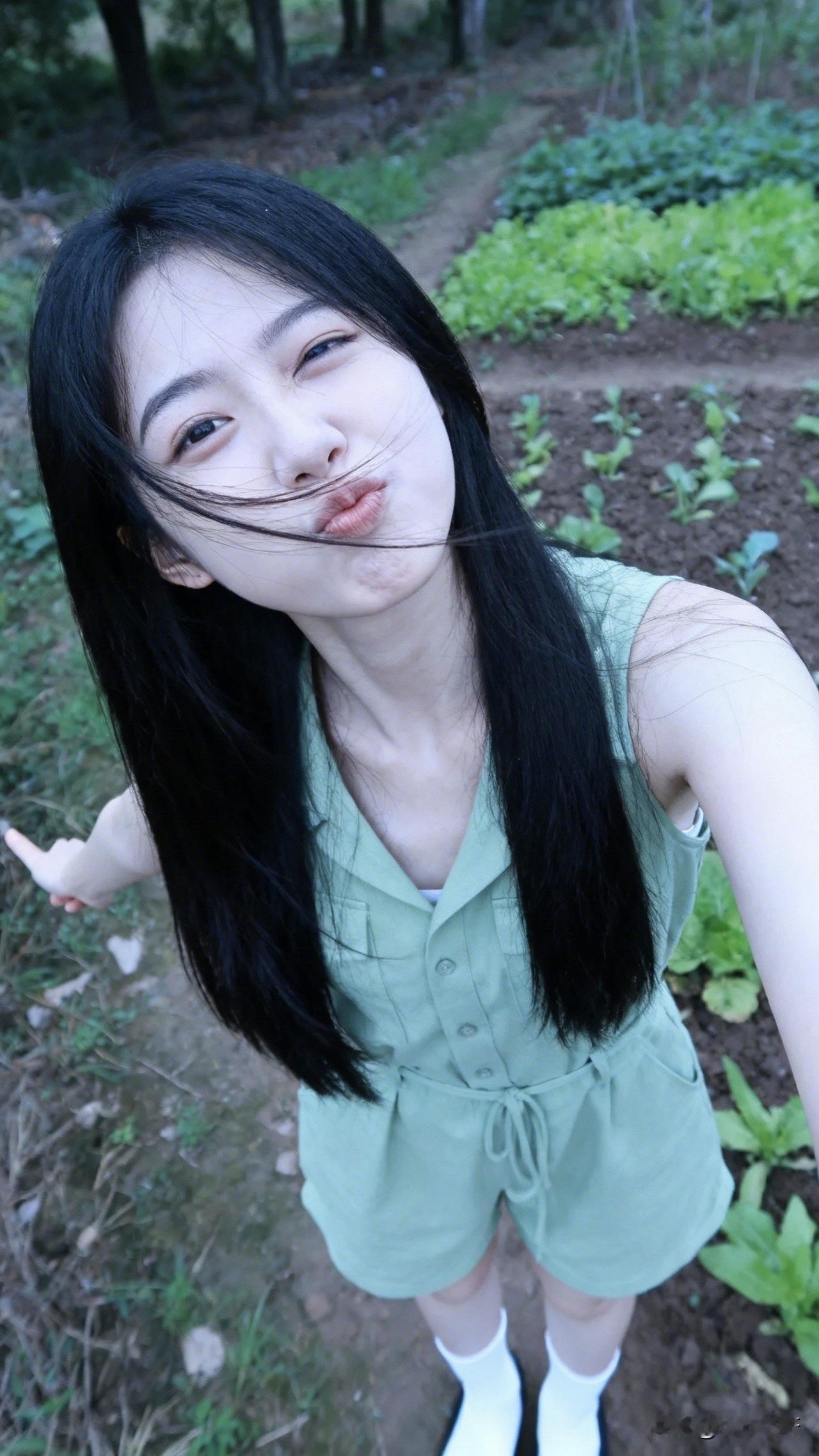 ：冬意盎然，青春仍在！清新淡雅，花样年华！宁负天下人，不负时光不负亲[可爱]！